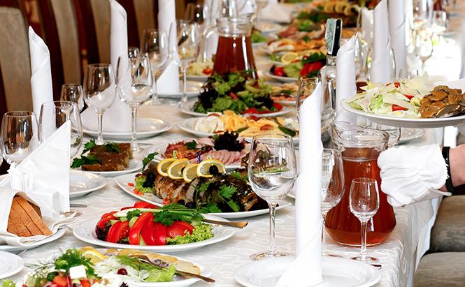 Stół obłożony jedzeniem